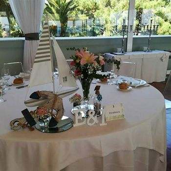 Floristería Rosy decoración mesa con mantel